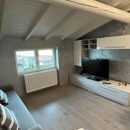 Casa Con Terrazzo A Colico *